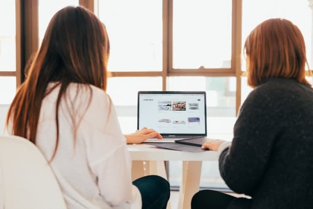 Foto von zwei Frauen mit Laptop bei einer individuellen Schulung